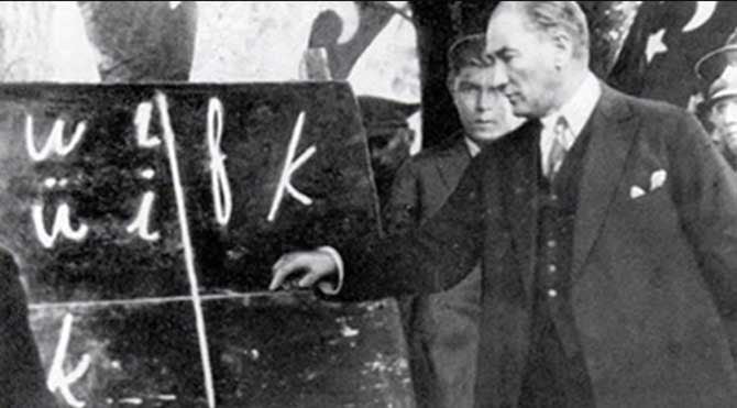 Başöğretmen Mustafa Kemal Atatürk harf devrimi dersinde
